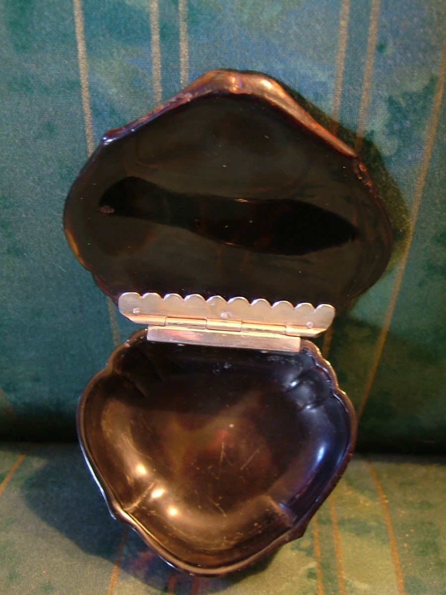 Tortoiseshell Cartouche Shape Snuffbox Piqué In Silver And Mother-of-pearl, France XVIII C.-photo-3