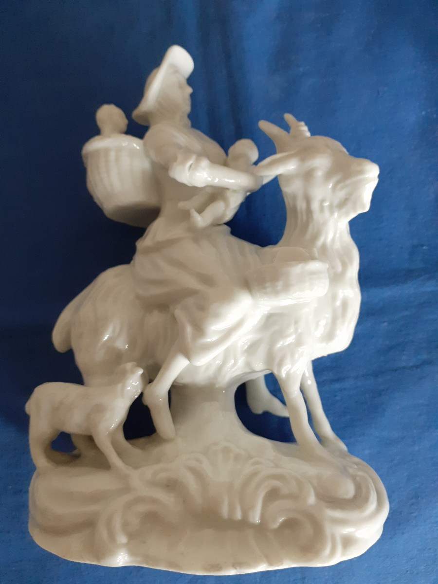 Sculpture amusante  en porcelain, d'aprés Kaendler, Italie, xxe siècle 