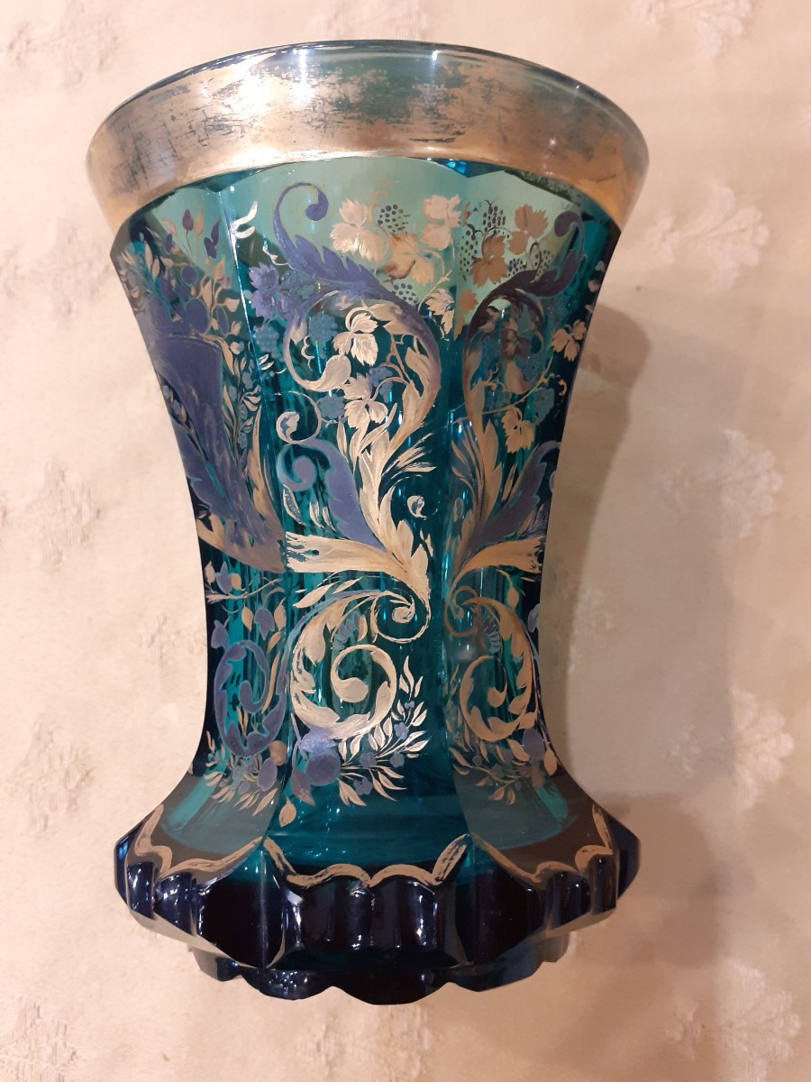 Verre de Boheme vert avec decorations en émail  doré, XIX siècle