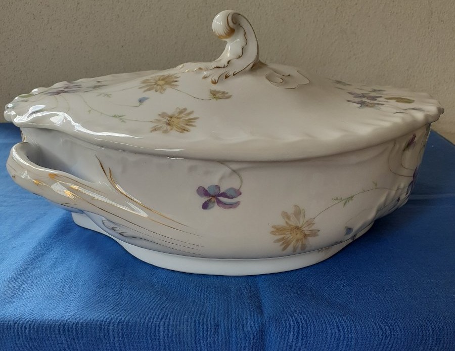 Legumiére en porcelaine, Russie XIXe siècle