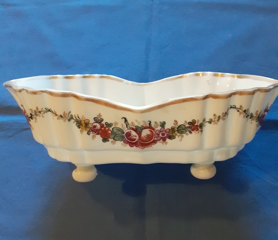 Cache-pot en verre opalin à décor floral, France XIXe siècle