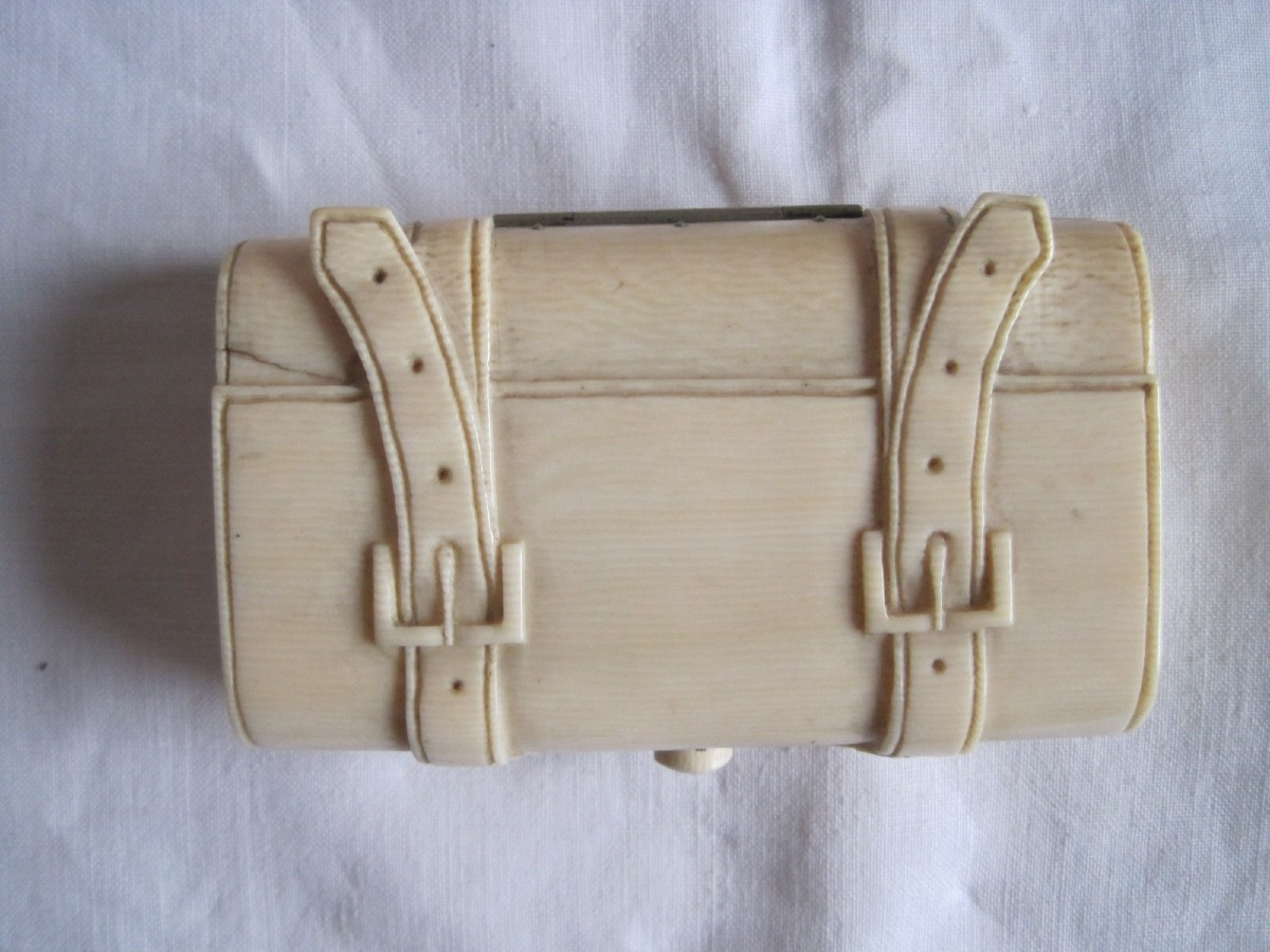 Tabatiere en ivoire an forme de valise, DIeppe France, Art Deco