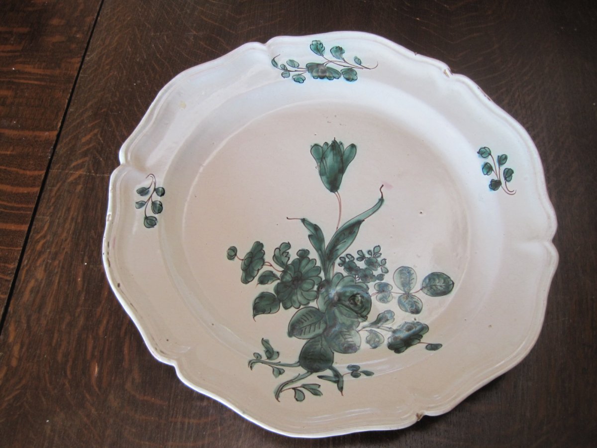 Large Maiolica Dish, Green Decor With Flowers And Foliage, South Italy, XVIIIth