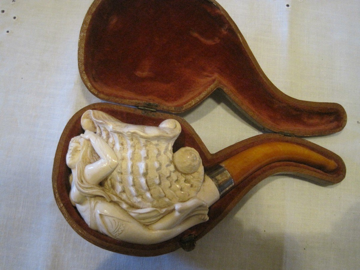 Meerschaum Pipe Representing A Nymph Carrying A Seashell, Amber Mouthpiece,  Early 20th Century