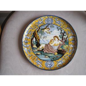 Assiette en céramique décoré de scène maternelle , marqué Gien, France, vers  1860  