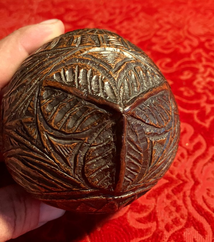 Poire à poudre en noix de coco sculptée - Travail de bagnard XIXe-photo-1