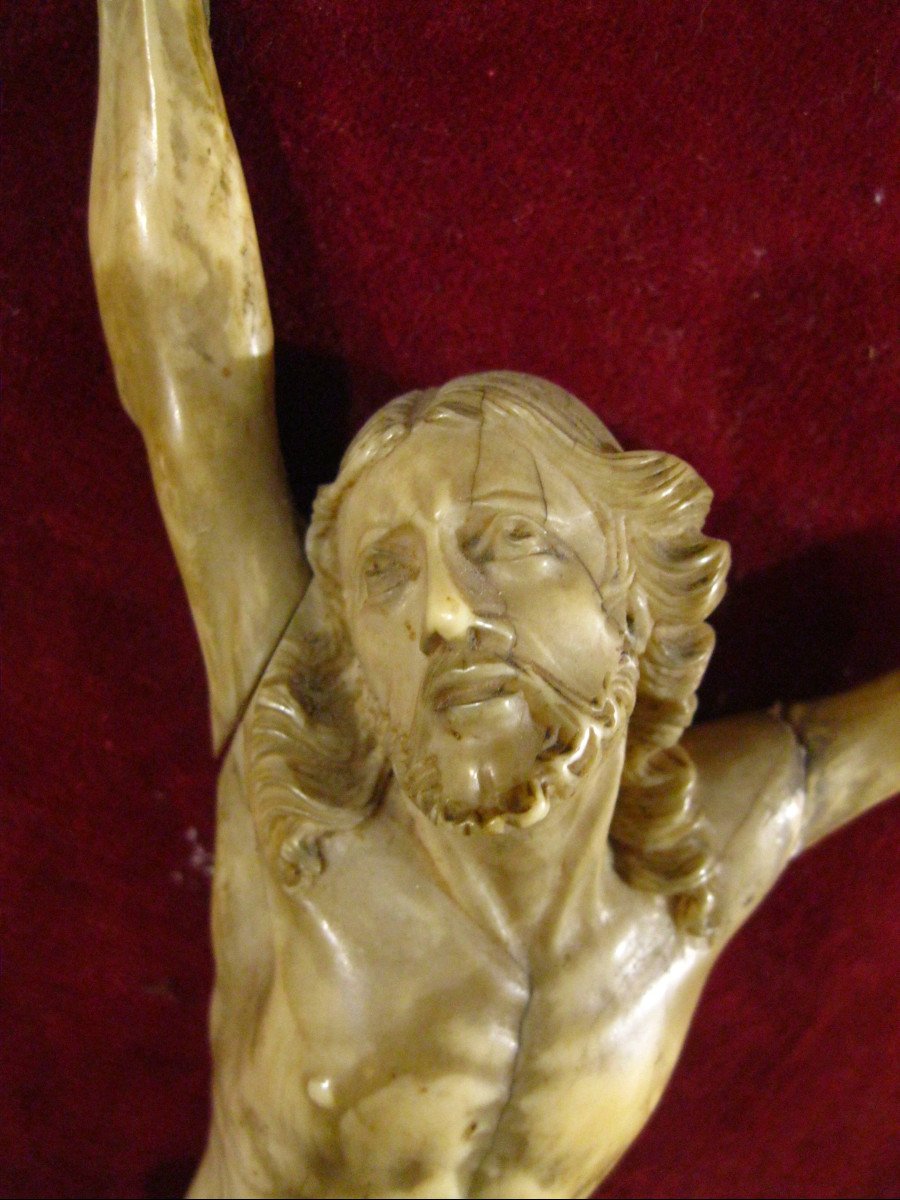 Christ Vivo Sans Couronne En Ivoire Du XVIIIe Siècle.  Cadre Sculpté & Doré. -photo-1