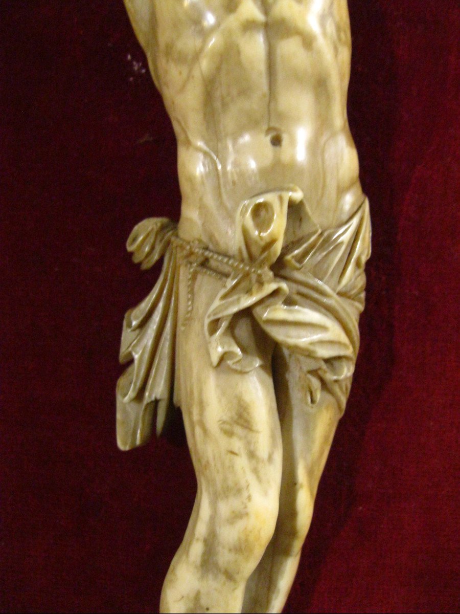 Christ Vivo Sans Couronne En Ivoire Du XVIIIe Siècle.  Cadre Sculpté & Doré. -photo-7