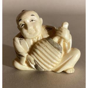 Netsuke Représentant Un Homme Tenant Un Panier.  XXe.