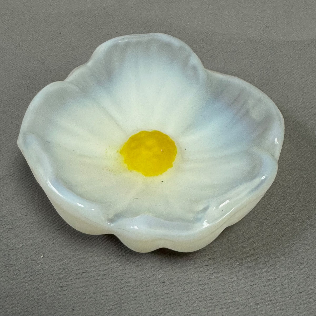 Daum: Fleur Blanche Pocket Emptier, From Daum In Nancy, Without Its Box