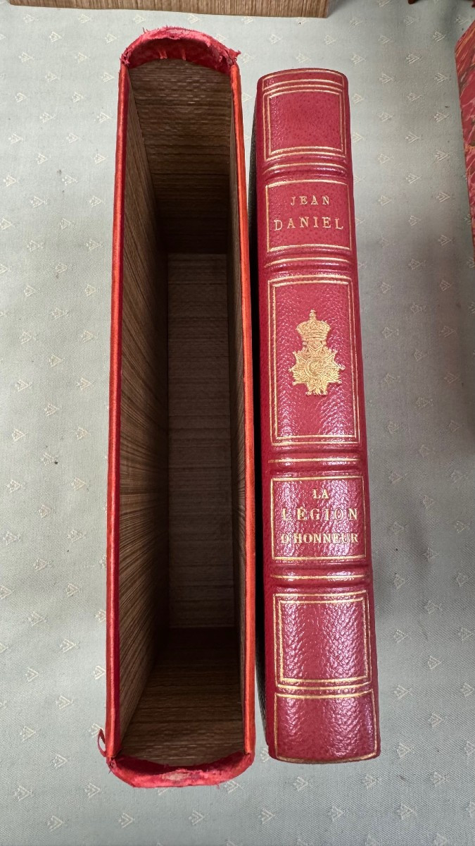 LIVRE : LA LEGION D'HONNEUR PAR JEAN DANIEL 1948 RELIURE AVEC LH EN MINIATURE-photo-2