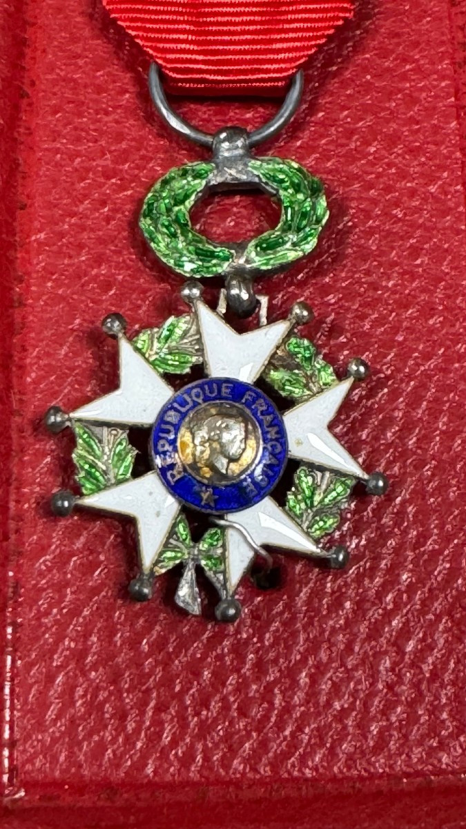 LIVRE : LA LEGION D'HONNEUR PAR JEAN DANIEL 1948 RELIURE AVEC LH EN MINIATURE-photo-4