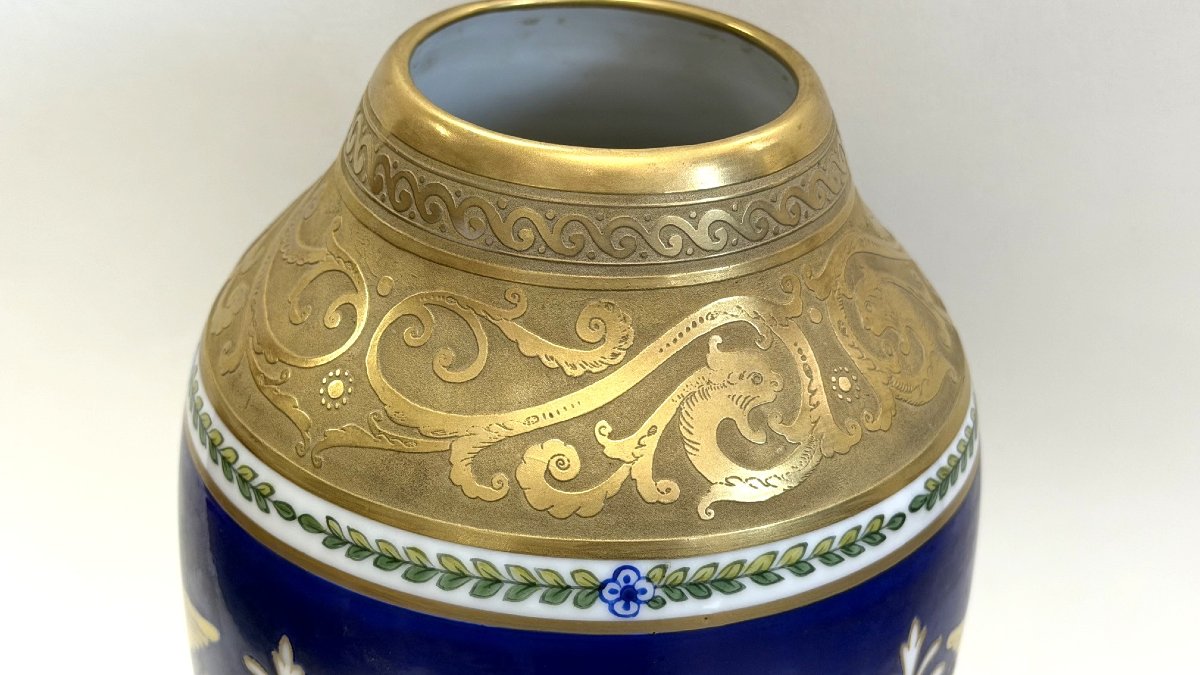 ROVINA EPINAL, VASE EN PORCELAINE,  MODELE EMPIRE SUR FOND BLEU, COL DEGAGE A L'ACIDE-photo-2