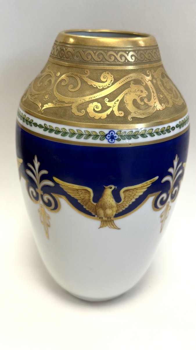 ROVINA EPINAL, VASE EN PORCELAINE,  MODELE EMPIRE SUR FOND BLEU, COL DEGAGE A L'ACIDE