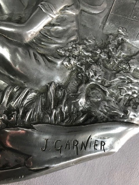 J. Garnier Large Plat In Pewter With Motifs Of Women Bathing-photo-2