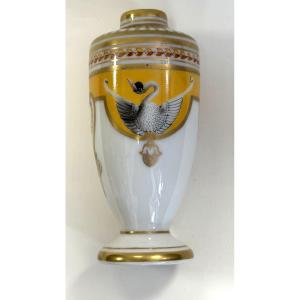 ROVINA EPINAL, VASE EN PORCELAINE,  MODELE EMPIRE SUR FOND JAUNE (Le jaune peu courant)