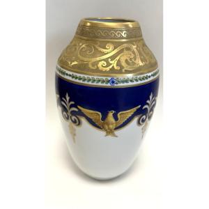 ROVINA EPINAL, VASE EN PORCELAINE,  MODELE EMPIRE SUR FOND BLEU, COL DEGAGE A L'ACIDE