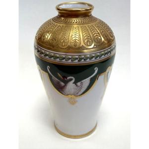 ROVINA EPINAL, VASE EN PORCELAINE,  MODELE EMPIRE SUR FOND VERT, COL DEGAGE A L'ACIDE