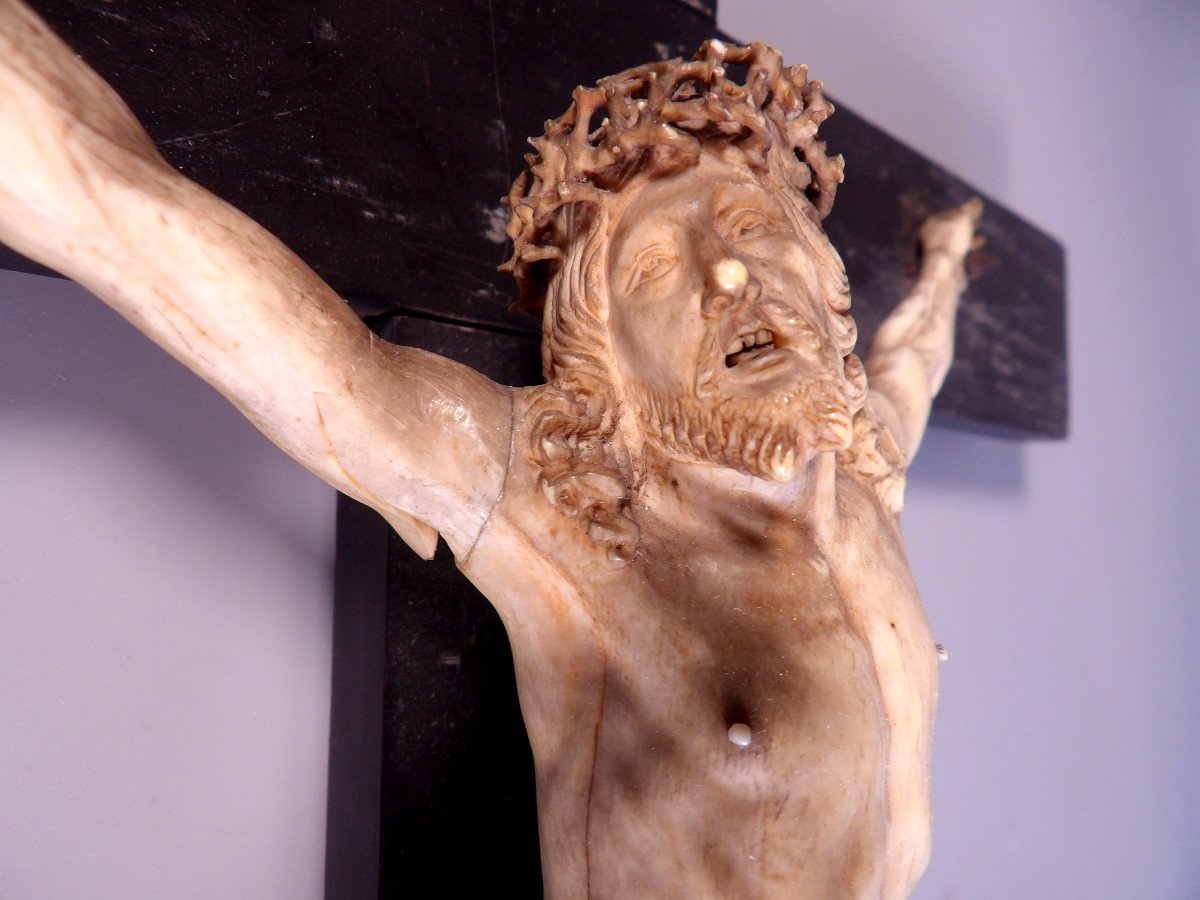 Grand et Ancien Crucifix en Bois noirci surmonté d'un Christ en Os-photo-3