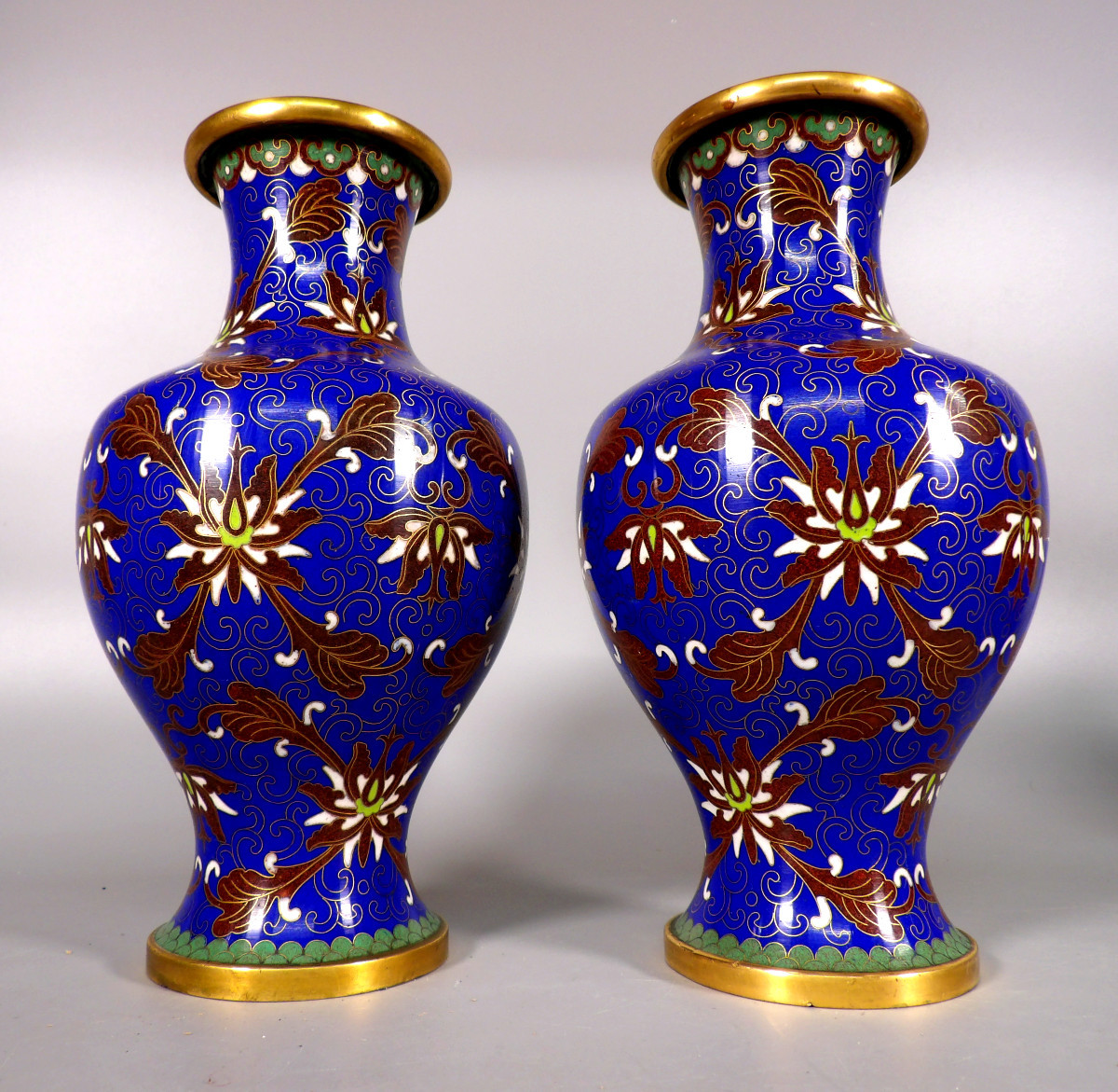 Paire de Vases Chinois en Cloisonné à Motifs de Fleurs et Feuillages Stylisés-photo-4
