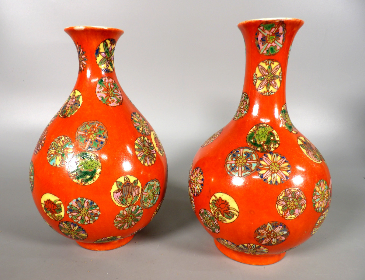 Paire Asymétrique de Vases Anciens en Porcelaine de Chine - Signés