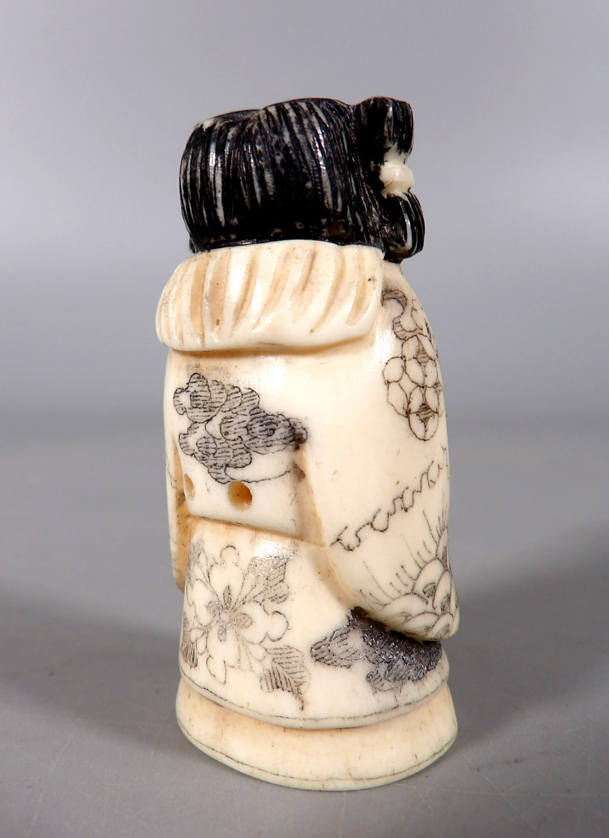 Netsuke en Ivoire - Jeune Femme en Coiffe et Habit Traditionnels - Signé-photo-1
