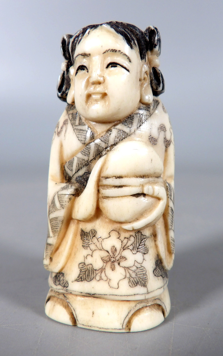 Netsuke en Ivoire - Jeune Femme en Coiffe et Habit Traditionnels - Signé-photo-4