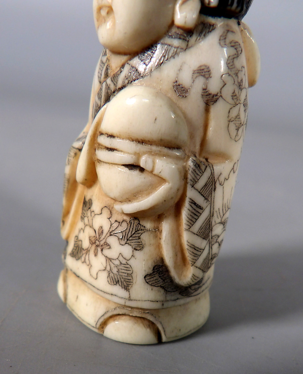 Netsuke en Ivoire - Jeune Femme en Coiffe et Habit Traditionnels - Signé-photo-6