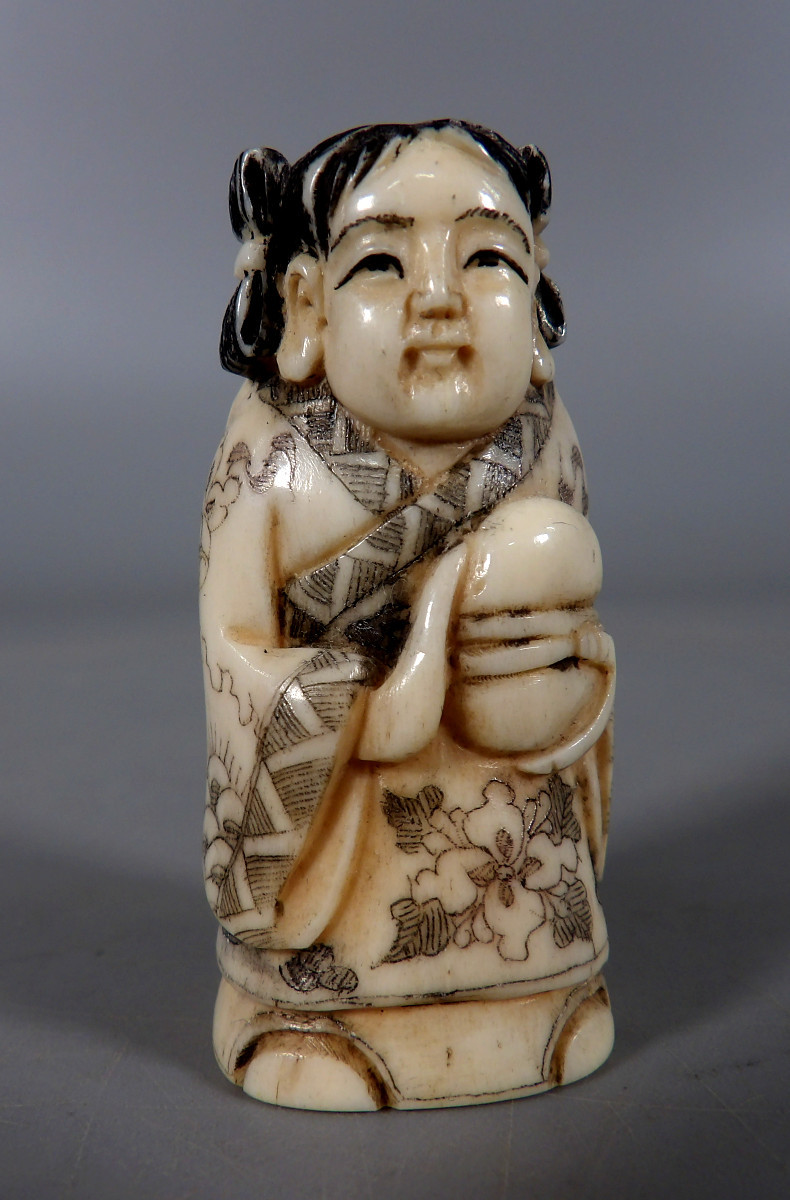 Netsuke en Ivoire - Jeune Femme en Coiffe et Habit Traditionnels - Signé