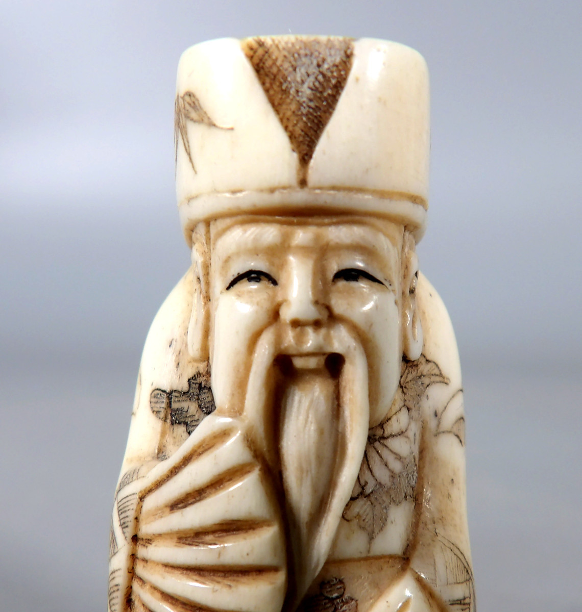 Netsuke en Ivoire - Vieil Homme en Habit et Coiffe Traditionnels tenant un Éventail - Signé-photo-3