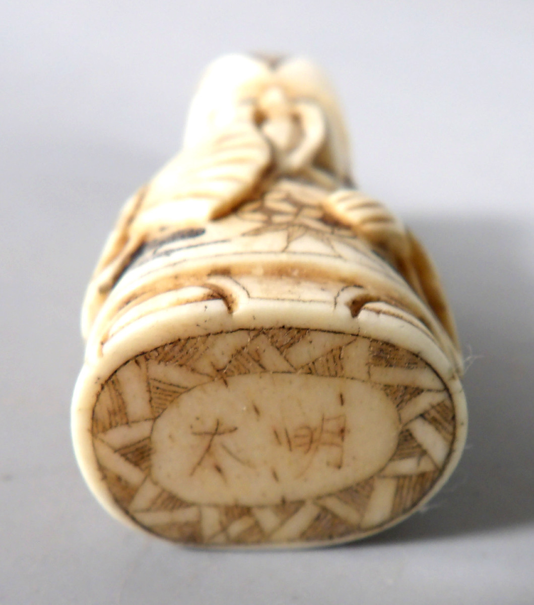 Netsuke en Ivoire - Vieil Homme en Habit et Coiffe Traditionnels tenant un Éventail - Signé-photo-4