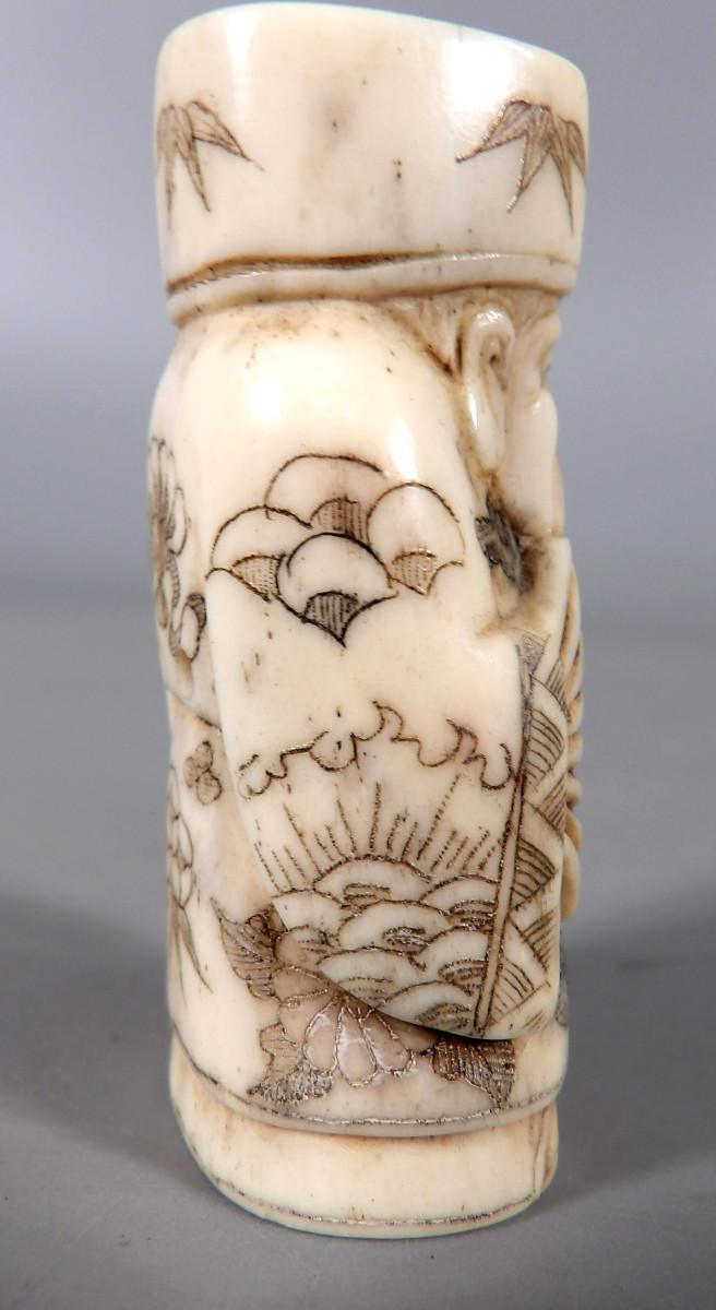 Netsuke en Ivoire - Vieil Homme en Habit et Coiffe Traditionnels tenant un Éventail - Signé-photo-2