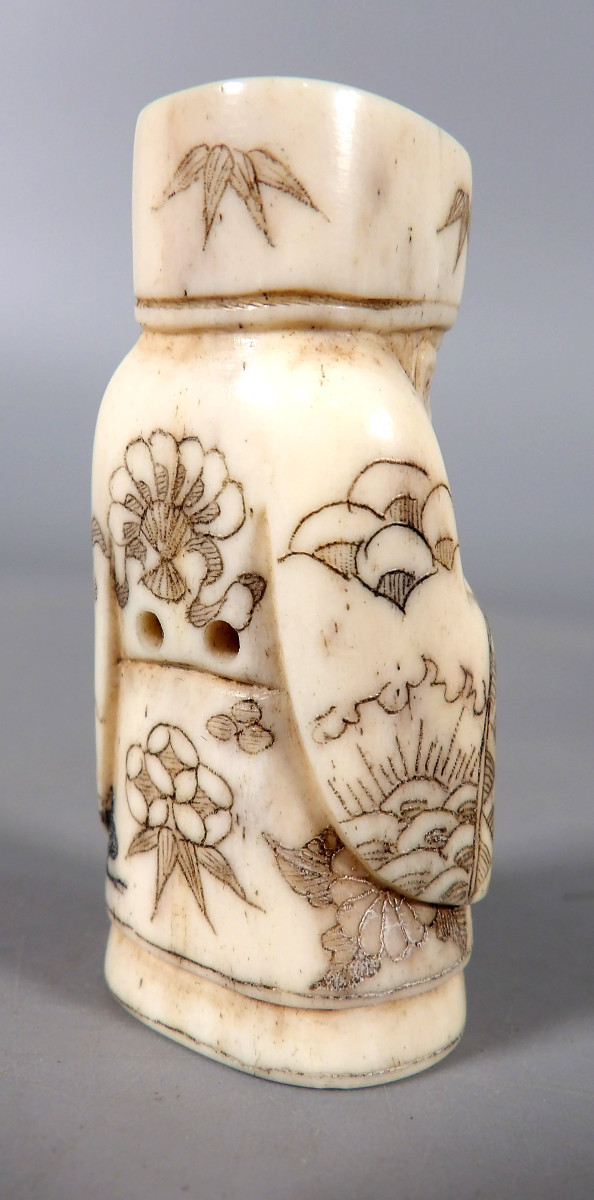 Netsuke en Ivoire - Vieil Homme en Habit et Coiffe Traditionnels tenant un Éventail - Signé-photo-3