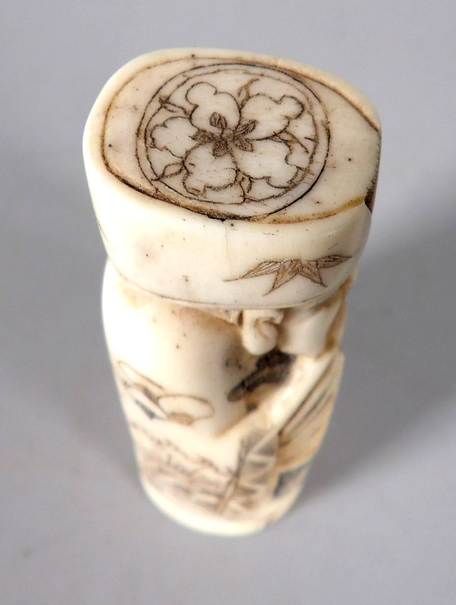 Netsuke en Ivoire - Vieil Homme en Habit et Coiffe Traditionnels tenant un Éventail - Signé-photo-7