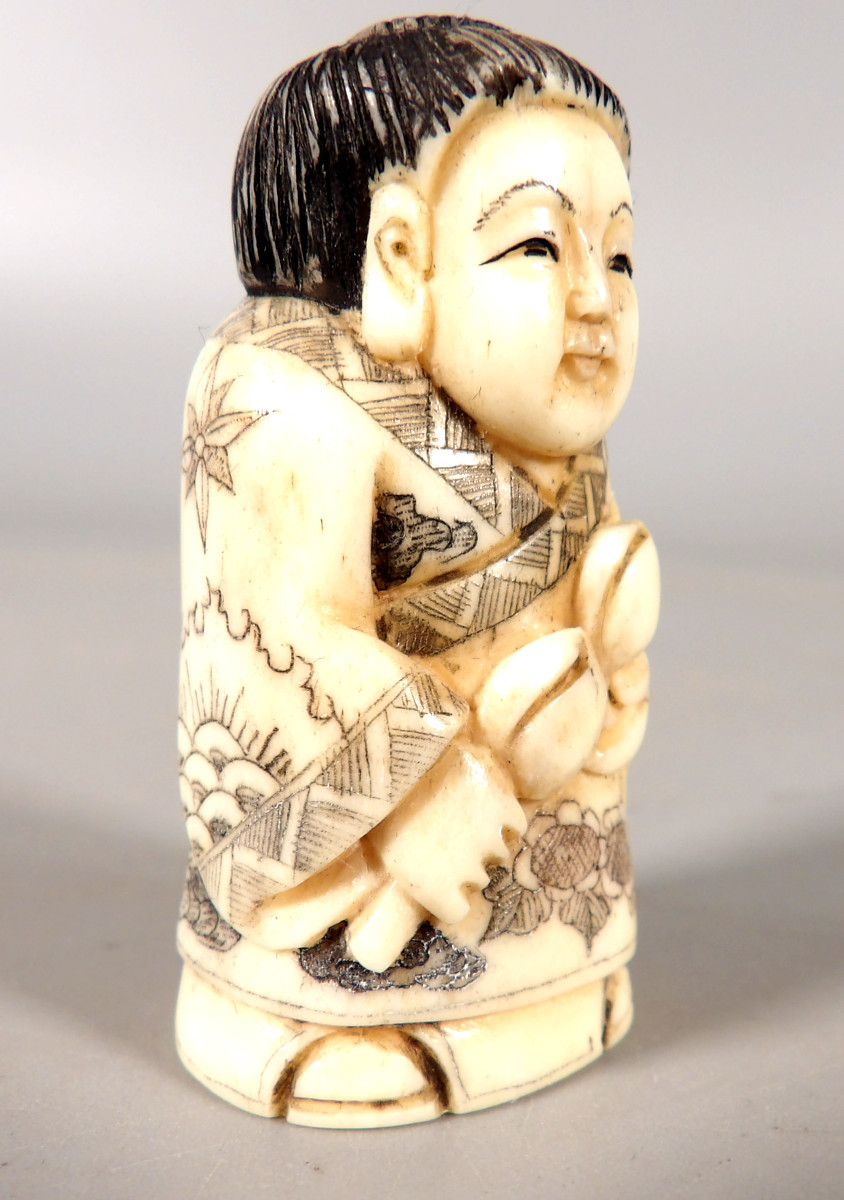 Ivory Netsuke - Young Man In Traditional Dress Holding Two Flowers - Signed-photo-2