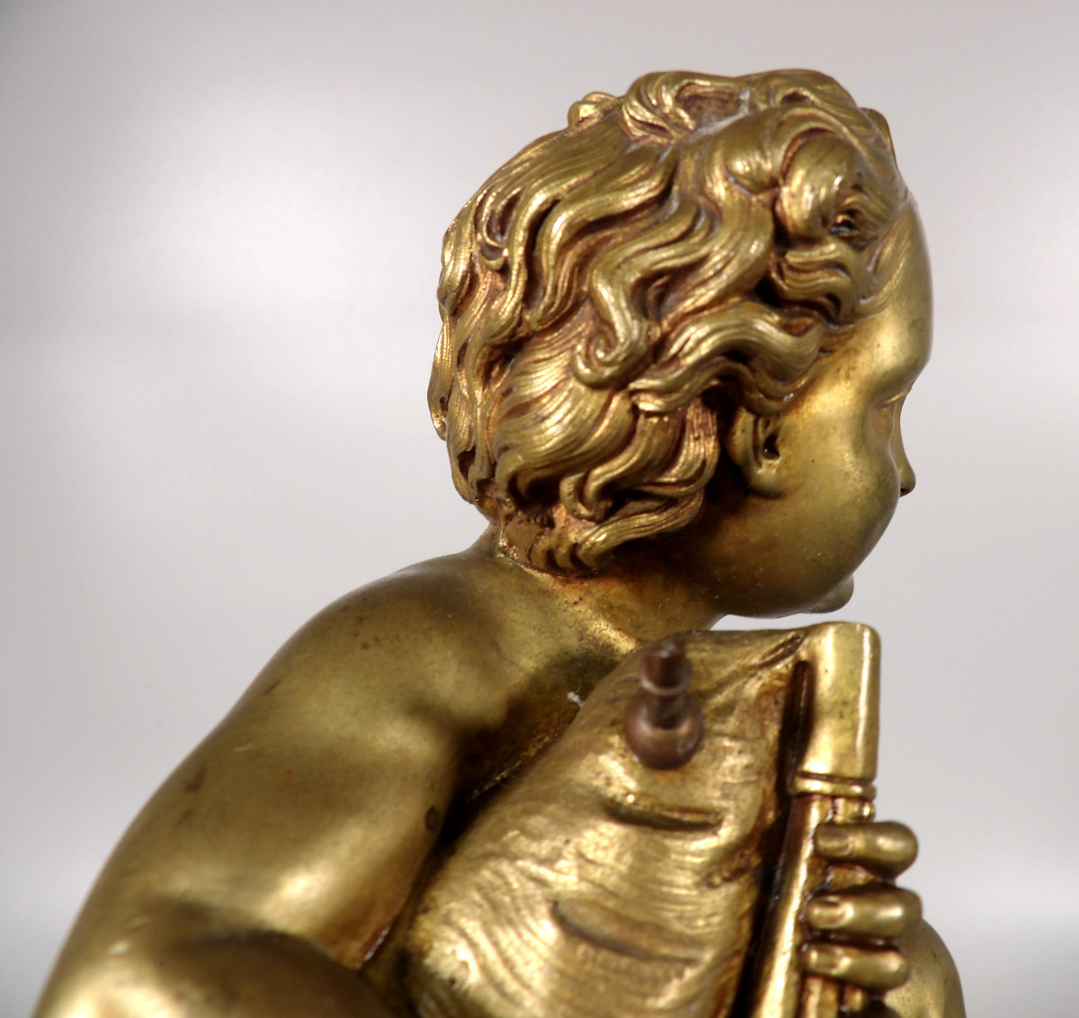 Bronze à Patine Dorée sur Socle en Marbre Blanc fin XIXème - Putti jouant de la Cornemuse-photo-8