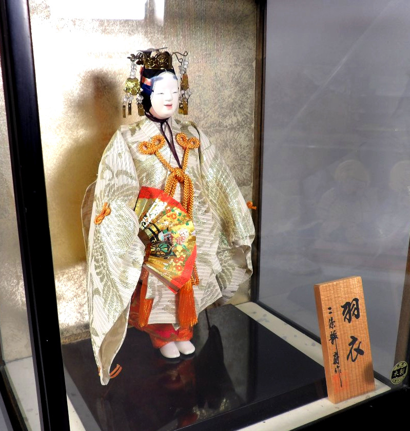 Traditional Japanese Sakura Geisha Doll In A Black Lacquered Wood And Glass Display Case-photo-8