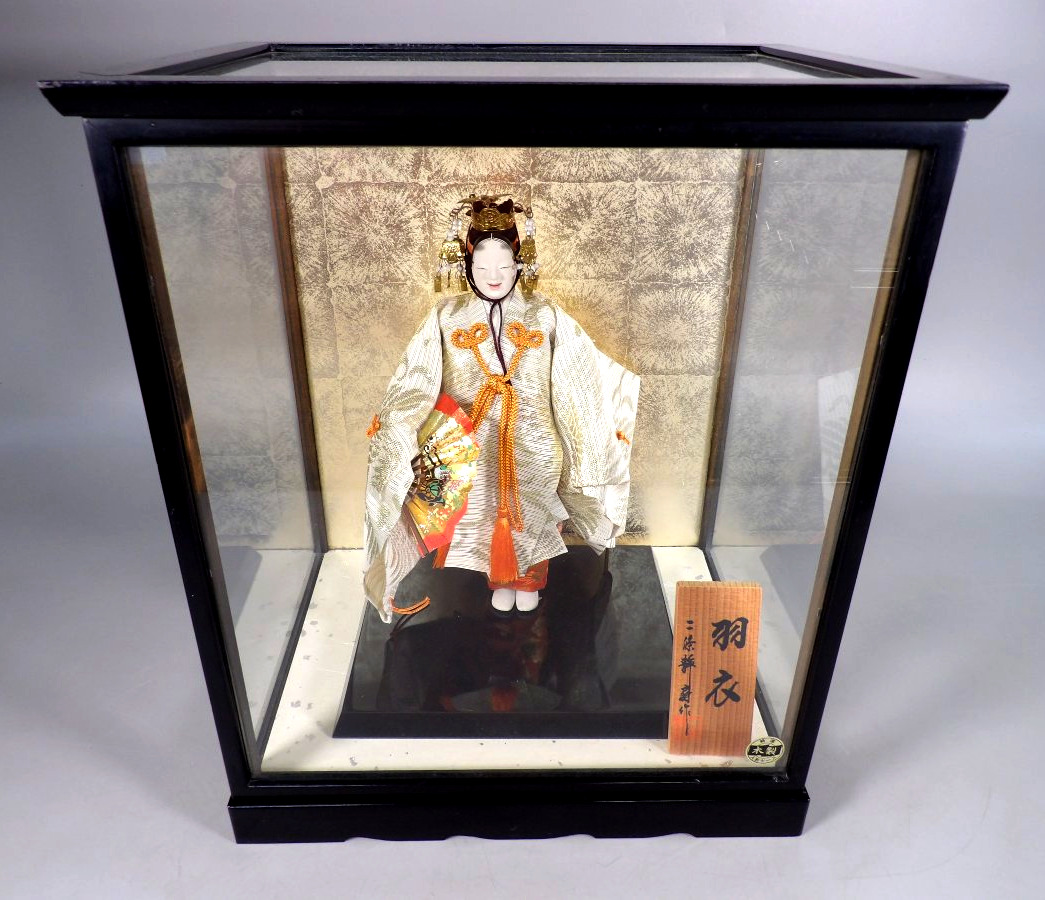 Traditional Japanese Sakura Geisha Doll In A Black Lacquered Wood And Glass Display Case