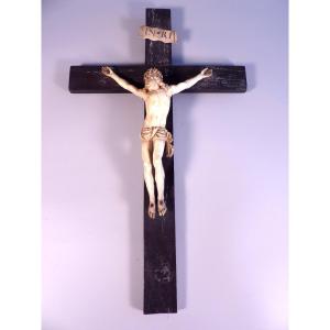Grand et Ancien Crucifix en Bois noirci surmonté d'un Christ en Os