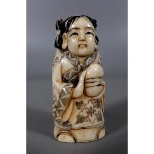 Netsuke en Ivoire - Jeune Femme en Coiffe et Habit Traditionnels - Signé