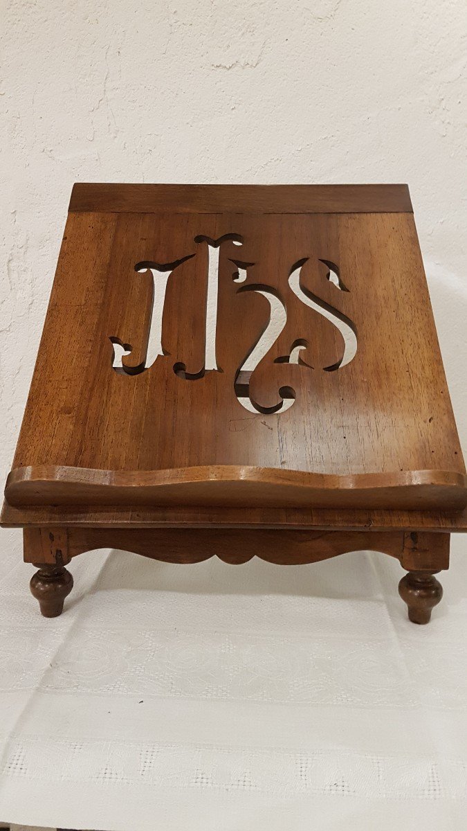 Table Lectern In Walnut Early 19th Time.