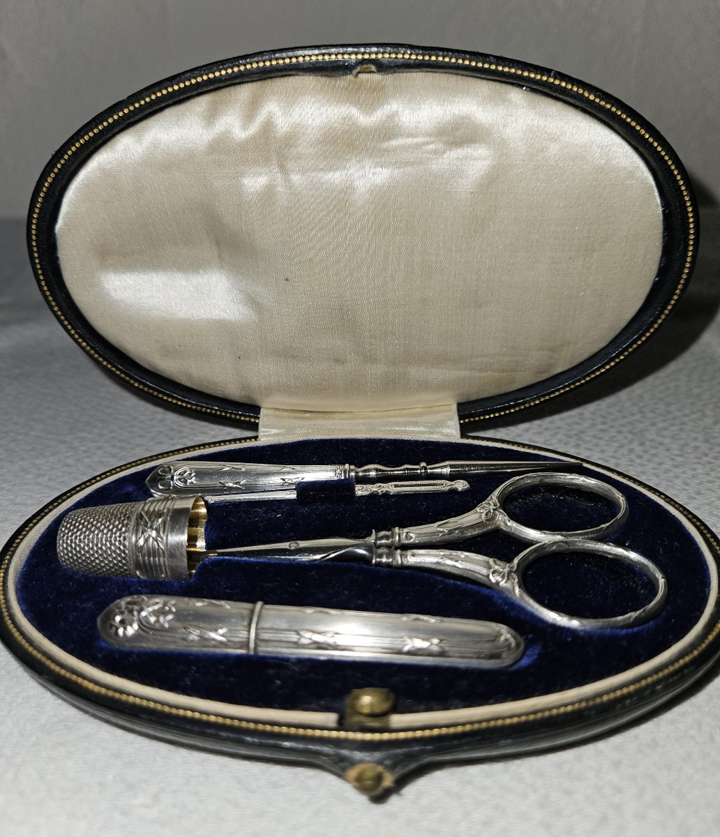 Nécessaire De Couture En Argent Dans Son Coffret gainé de Cuir Napoléon III  