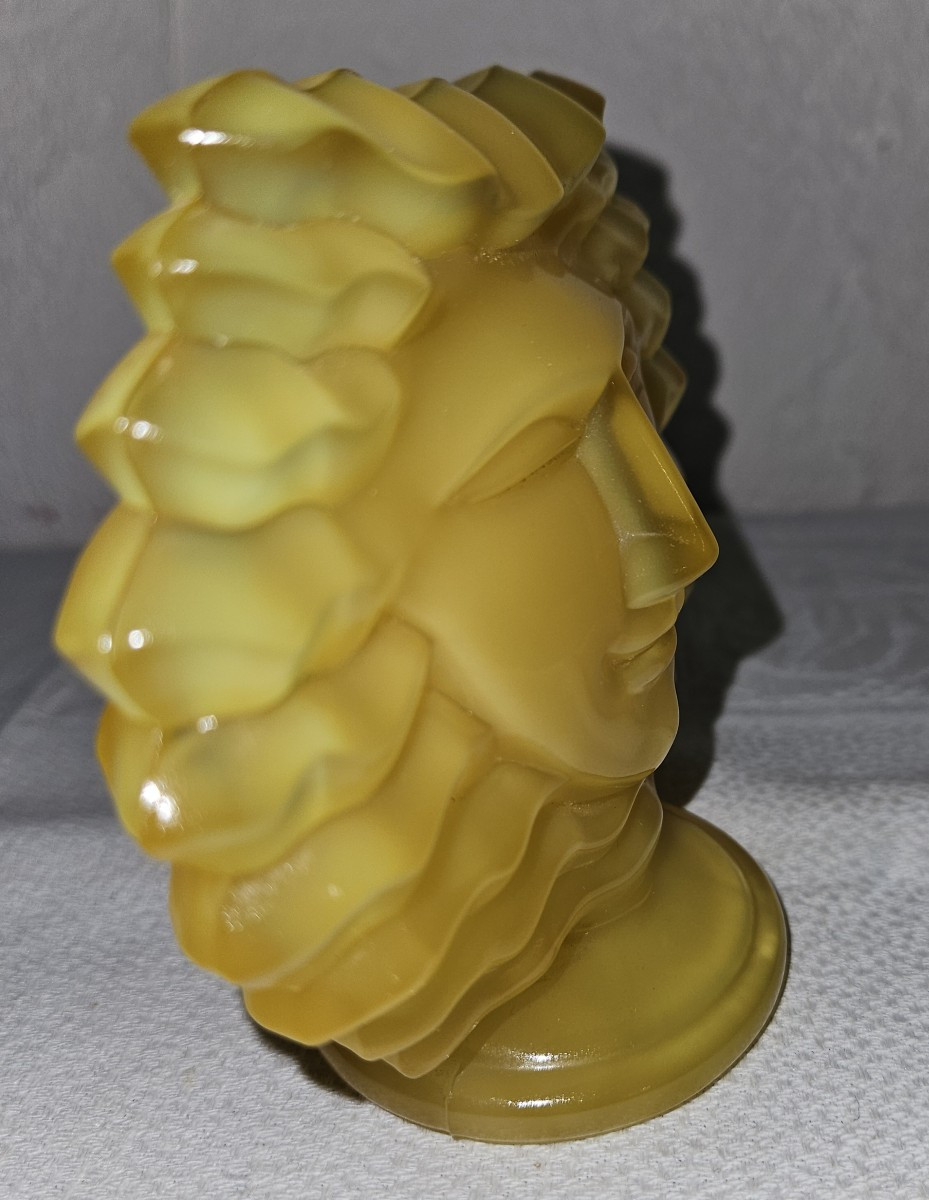 Cristal de SEVRES  -  Tête de soleil biface en cristal jaune opaque  -  époque 20ème --photo-7