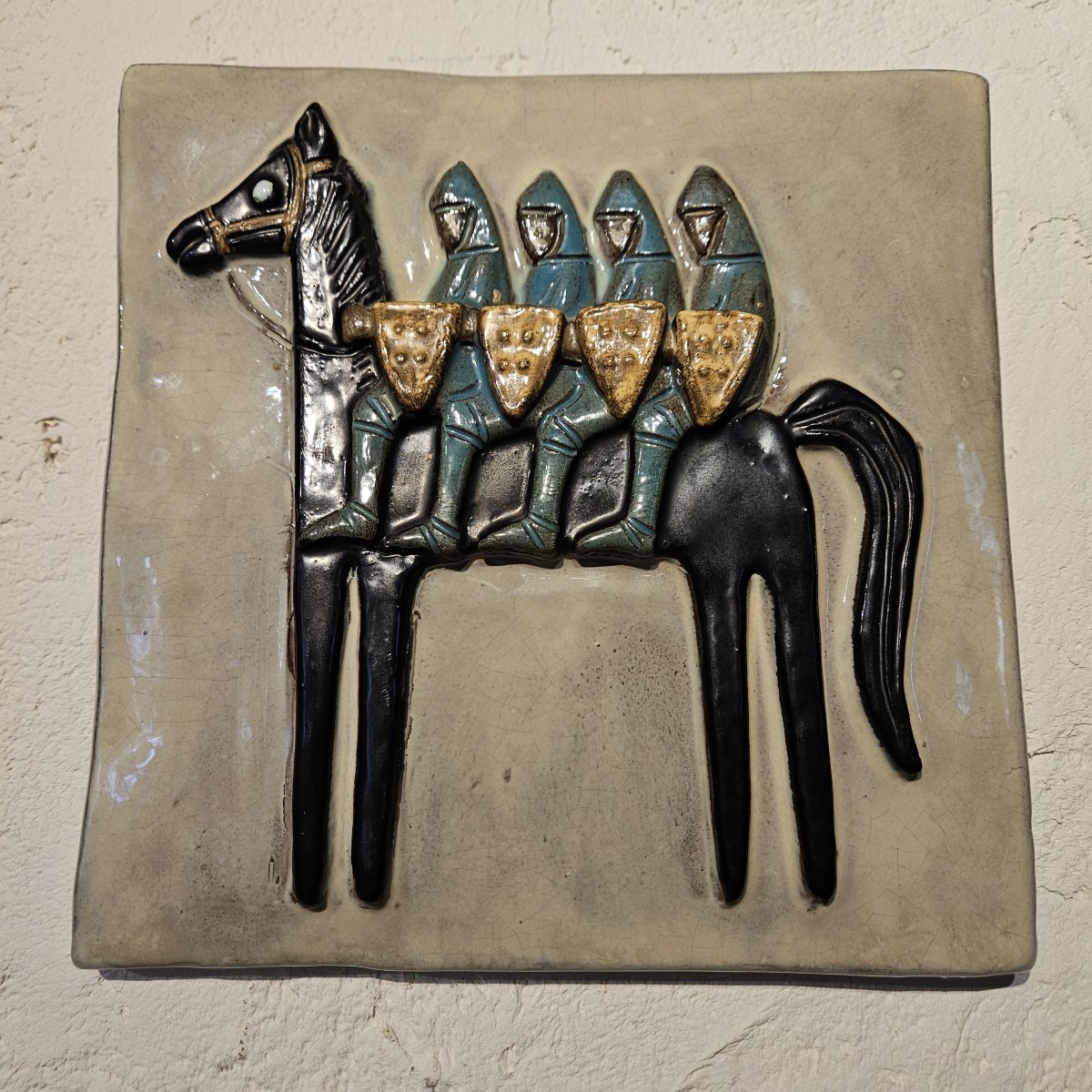 Plaque en céramique émaillée de Odette DIJEUX, "le Cheval-fée Bayard" - vers 1950.   