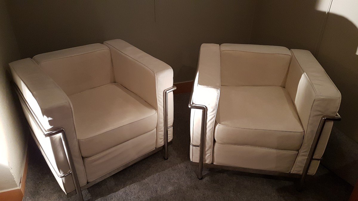 Pair Of Le Corbusier White Leather Armchairs Original Lc2 Model