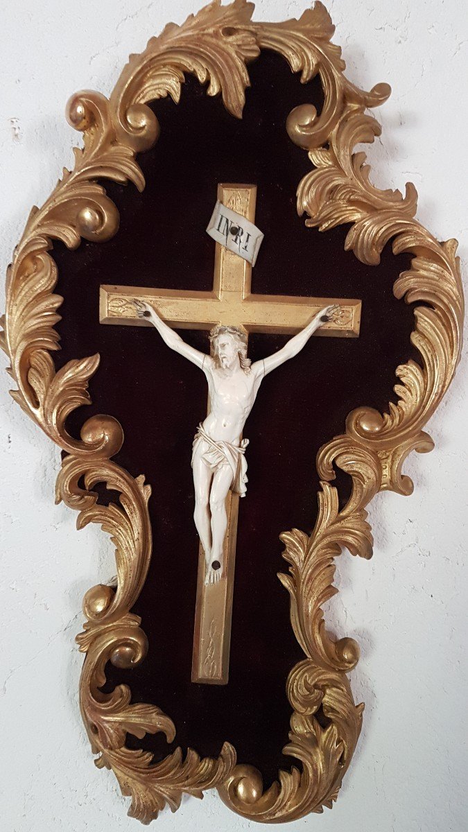 Christ En Ivoire Dans Son Cadre Rocaille En Bois Doré  Fin XVIIIe.