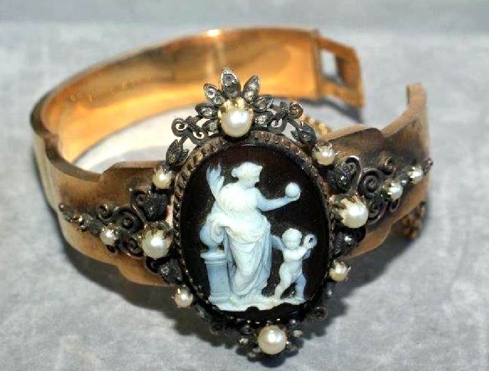 Parure de bijoux OR 18 K- Camée-3 pièces: bracelet-pendentif-bague Napoléon III