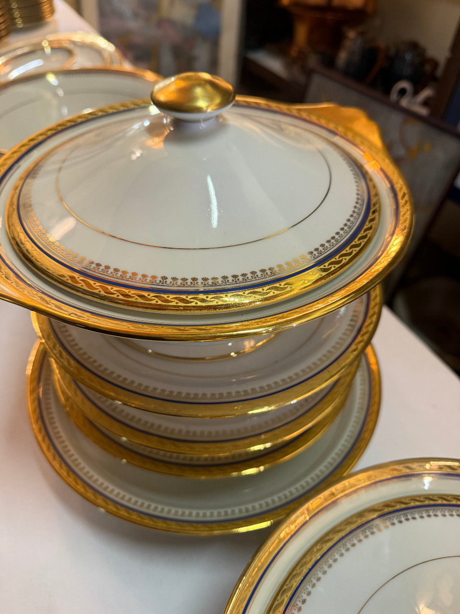 Limoges Porcelain Dinner Service, 72 Pieces - Gold Leaf Trim - Blue Rim -photo-3