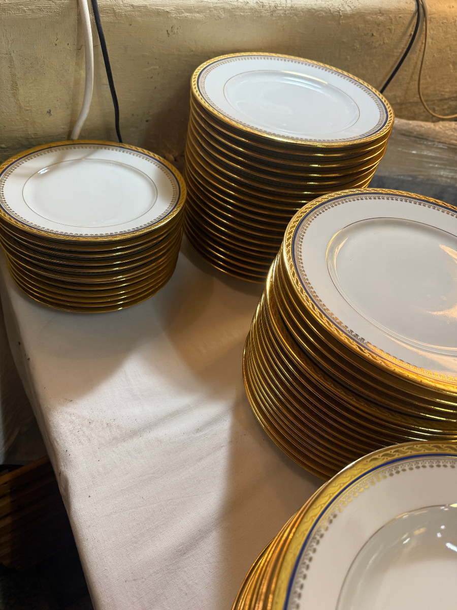 Limoges Porcelain Dinner Service, 72 Pieces - Gold Leaf Trim - Blue Rim -photo-2