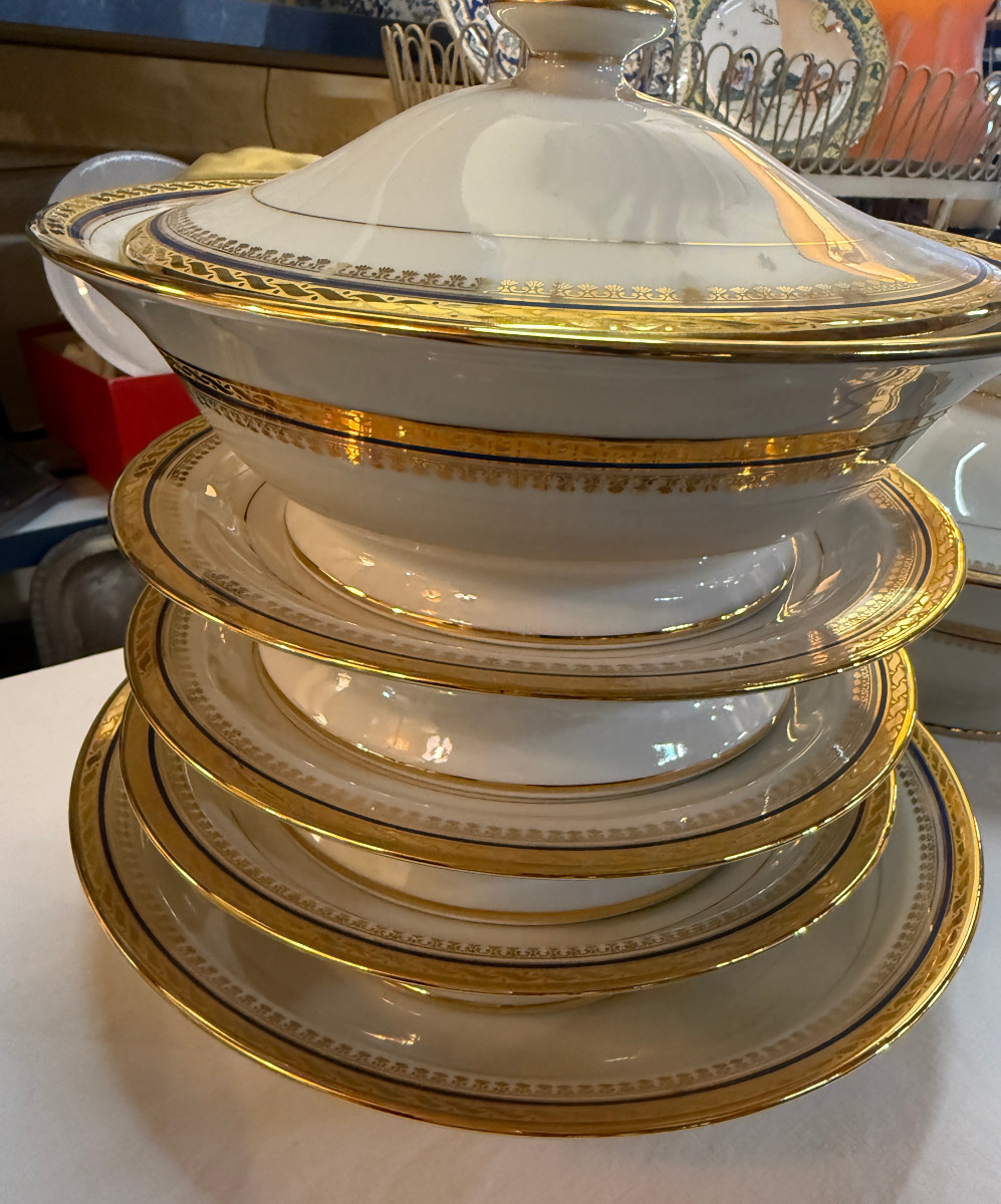 Limoges Porcelain Dinner Service, 72 Pieces - Gold Leaf Trim - Blue Rim 